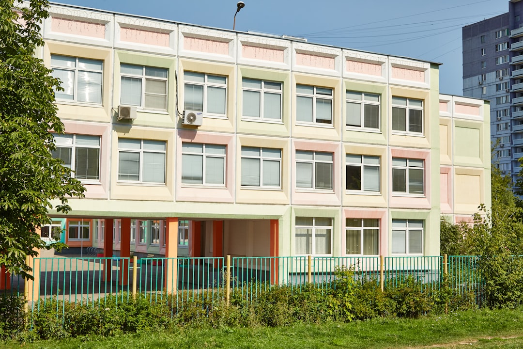 découvrez ce qu'est une école accréditée, ses avantages et pourquoi choisir un établissement reconnu garantit la qualité de l'enseignement et des diplômes obtenus.