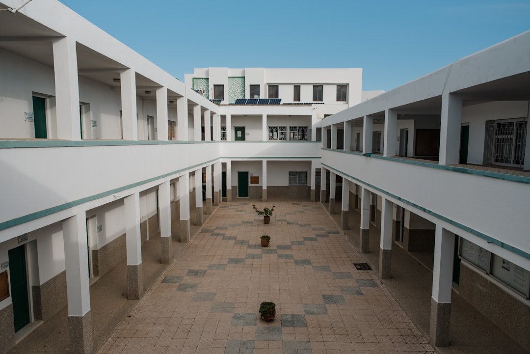 découvrez ce qu'est une école accréditée, ses avantages, et comment choisir un établissement reconnu pour garantir la qualité de votre formation ou celle de vos enfants.