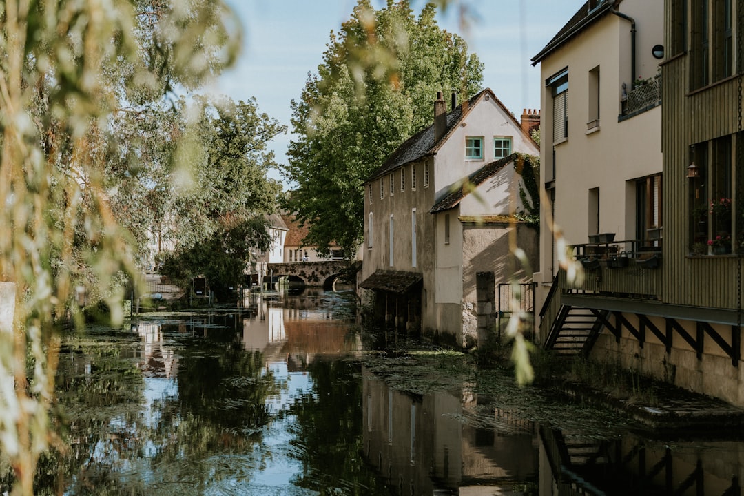 découvrez comment vivre en europe à moindre coût : astuces, destinations abordables, conseils logement et budget pour profiter pleinement du vieux continent sans vous ruiner.