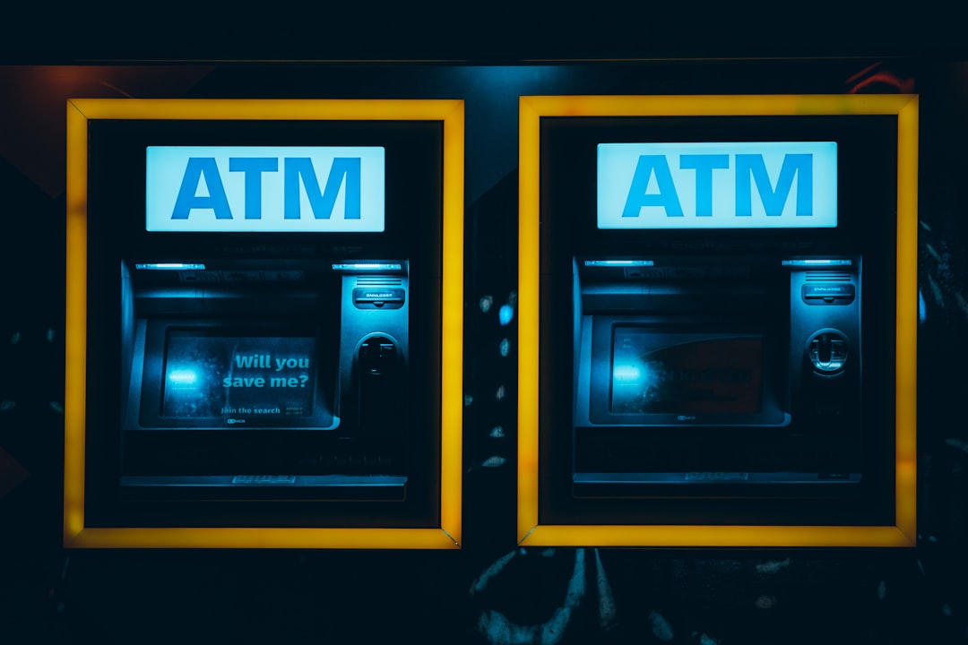 découvrez tout ce qu'il faut savoir sur les distributeurs automatiques de billets (atm) : fonctionnement, sécurité, conseils d’utilisation et informations utiles pour retirer de l’argent partout en toute simplicité.