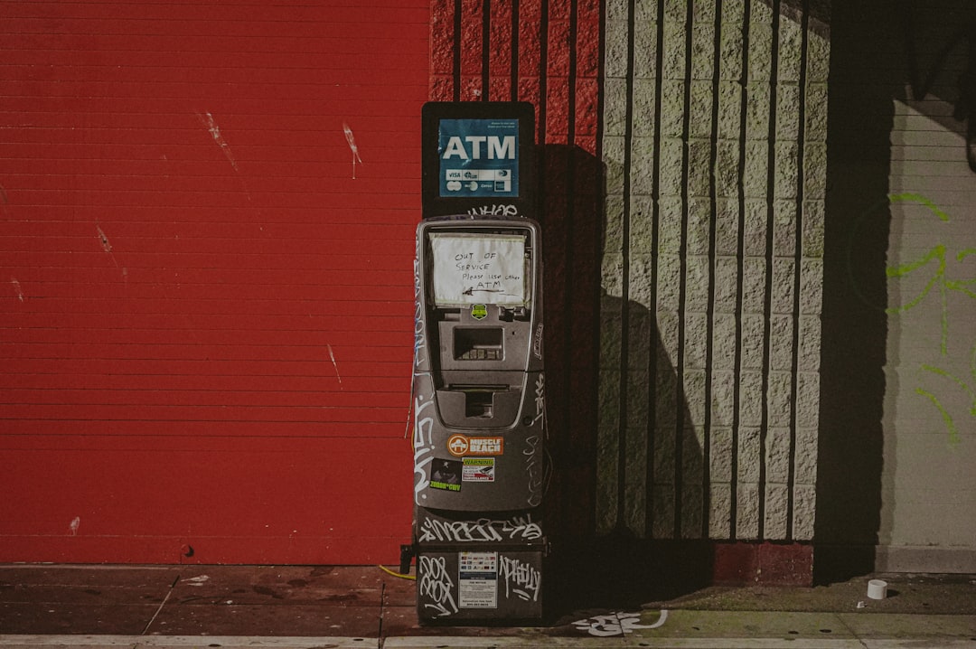 découvrez tout ce qu'il faut savoir sur les distributeurs automatiques de billets (atm) : fonctionnement, avantages, conseils de sécurité et utilisation facile pour retirer de l'argent en toute tranquillité.