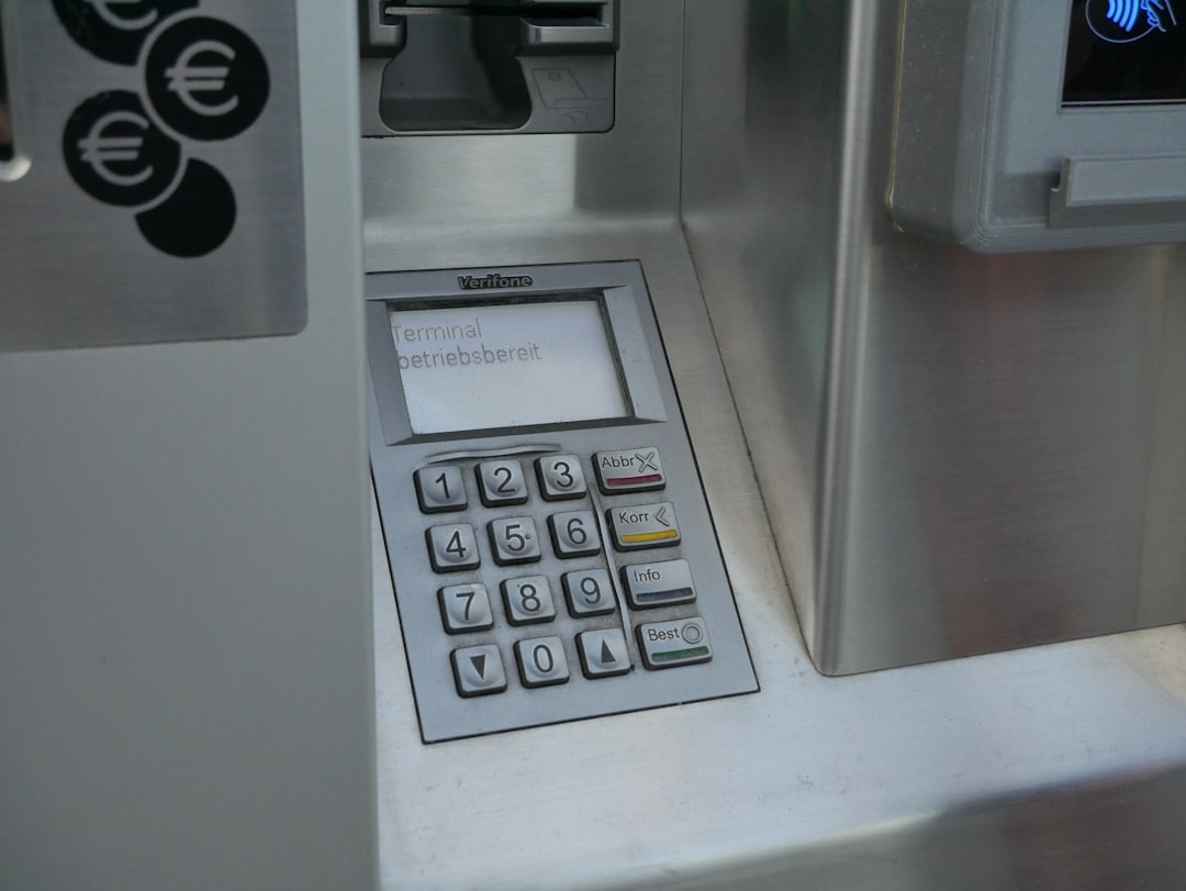 découvrez tout sur les distributeurs automatiques de billets (atm) : fonctionnement, avantages, sécurité et conseils d’utilisation pour retirer de l’argent facilement, partout en france.