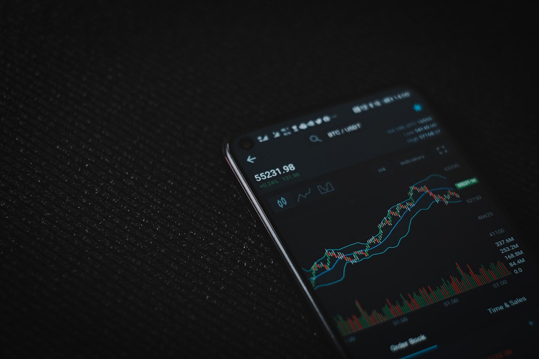 découvrez comment les algorithmes de trading automatisé permettent d'optimiser vos investissements, d'analyser les marchés en temps réel et de saisir les meilleures opportunités financières sans intervention manuelle.