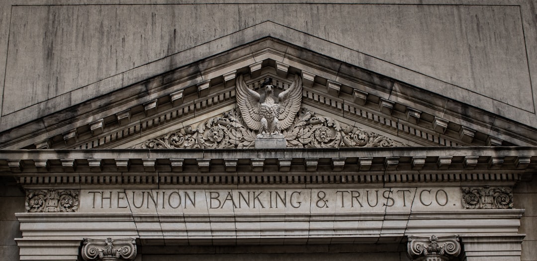 découvrez le rôle du notaire dans les opérations bancaires : mission, responsabilités, processus de légalisation des documents financiers et conseils pour sécuriser vos transactions avec une banque grâce à l’expertise notariale.