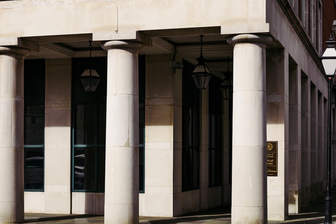 découvrez le rôle du notaire bancaire, ses missions et son importance dans les opérations financières et immobilières. informez-vous sur les démarches et documents nécessaires avec un notaire en banque.