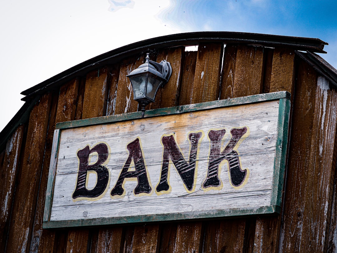 découvrez tout ce qu'il faut savoir sur la conservation des relevés bancaires : durée légale, conseils pratiques et bonnes pratiques pour bien gérer vos documents financiers.