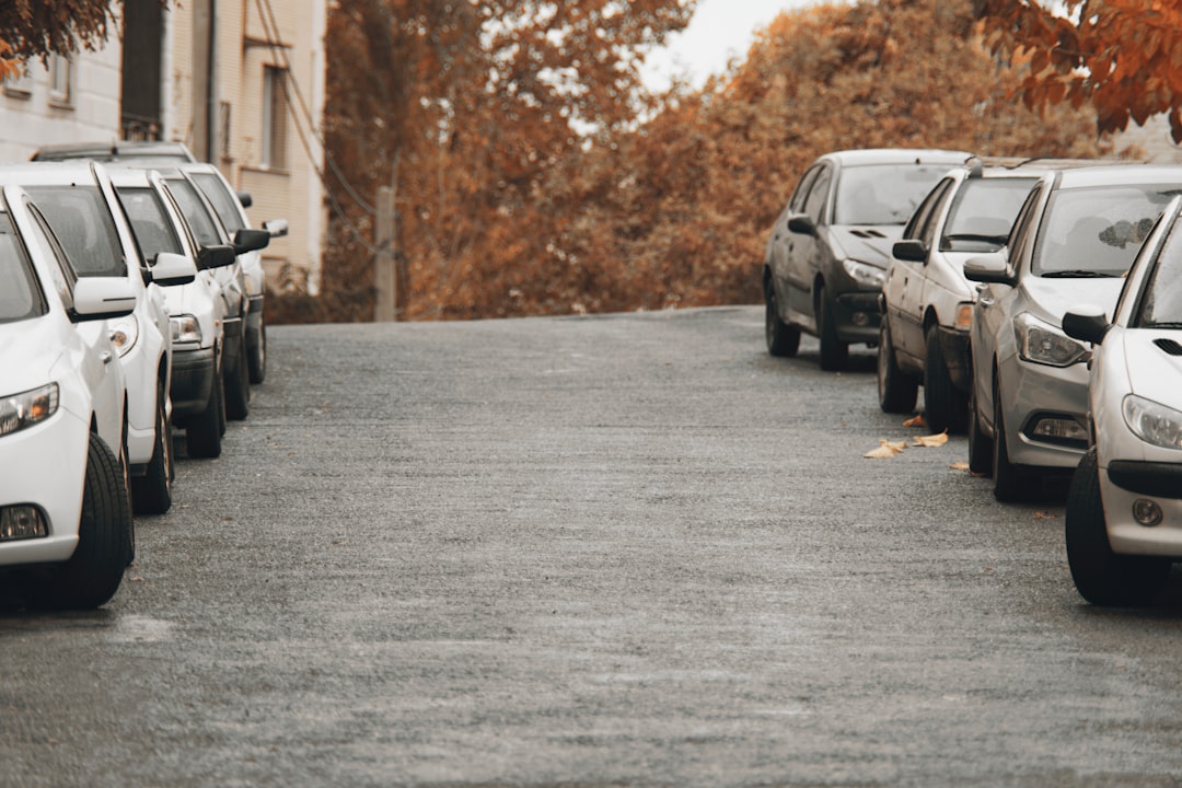 découvrez tout ce qu'il faut savoir sur l'assurance location de voiture : types de couvertures, conseils pour choisir la meilleure option et économies potentielles pour voyager sereinement.