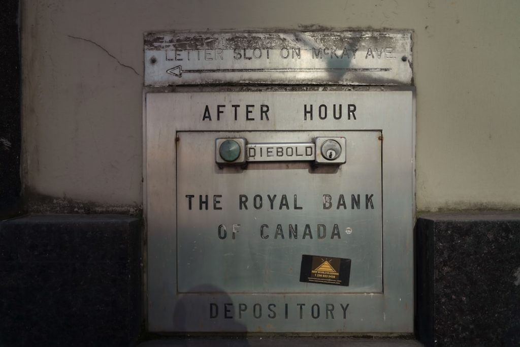 découvrez comment déposer un chèque facilement et en toute sécurité, que ce soit en ligne, via une application mobile ou en agence. suivez nos conseils pour un dépôt rapide et sans erreur.