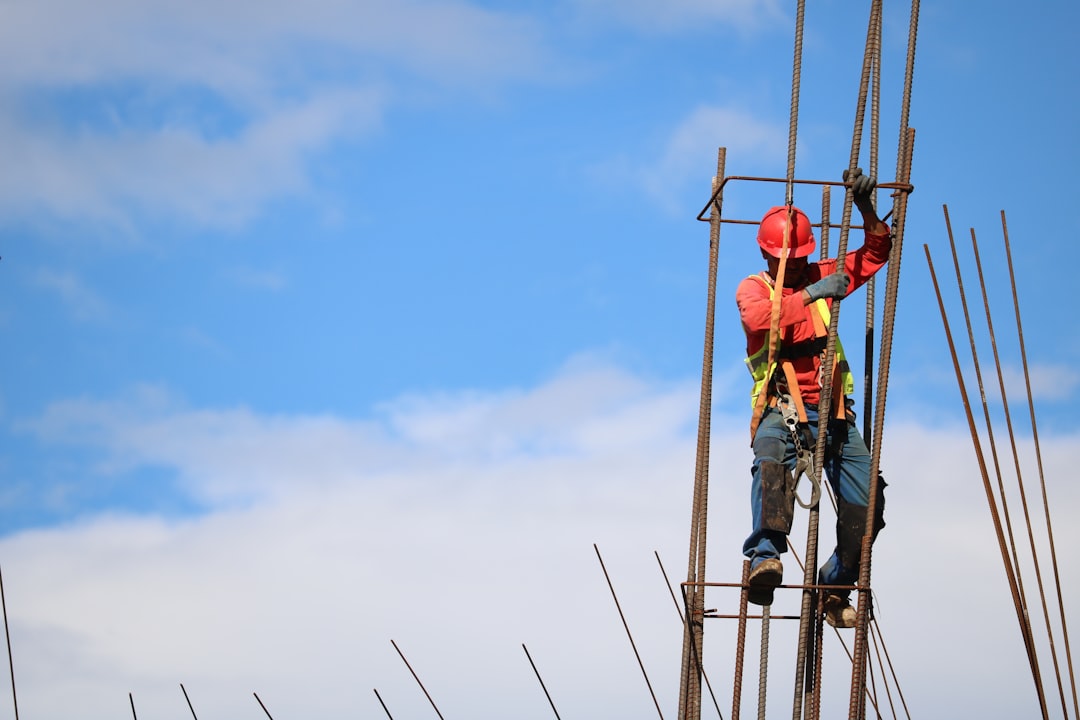découvrez les meilleures pratiques et conseils essentiels pour assurer la sécurité sur les chantiers de construction. protégez vos équipes et respectez les normes grâce à nos recommandations sur la sécurité dans le secteur du bâtiment.
