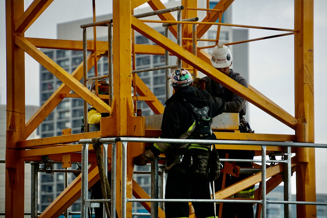 découvrez les meilleures pratiques et conseils essentiels pour garantir la sécurité sur vos chantiers de construction. protégez vos travailleurs et respectez la réglementation en matière de sécurité sur les sites de construction.