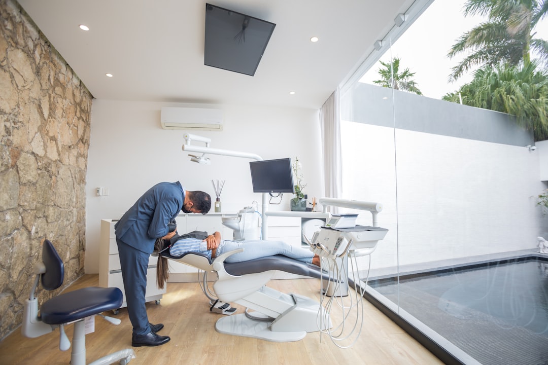 découvrez tout ce qu'il faut savoir sur les dentiers : types, avantages, entretien et conseils pour retrouver un sourire naturel et une bonne santé bucco-dentaire.