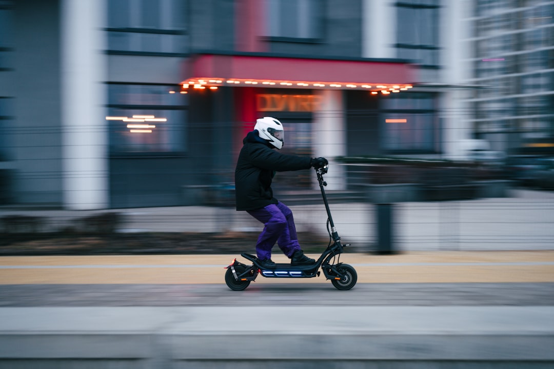 protégez votre trottinette électrique avec une assurance spécialisée. découvrez les meilleures offres pour assurer votre scooter électrique contre le vol, les accidents et les dommages.