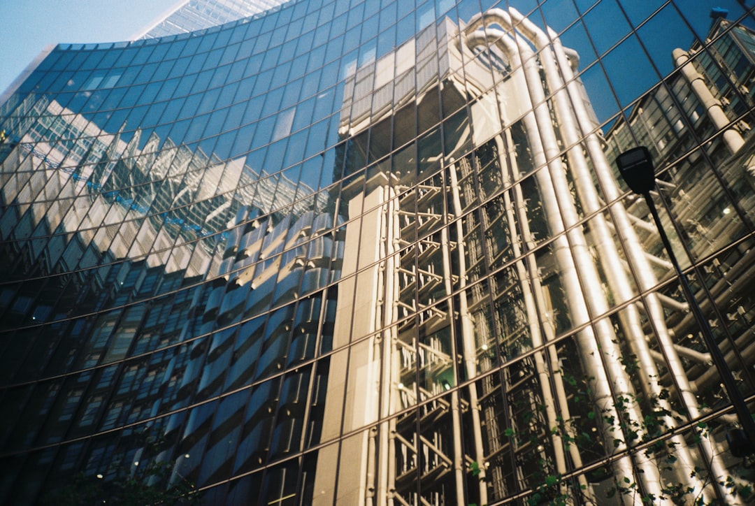 découvrez tout ce qu'il faut savoir sur l'assurance : types, avantages, conseils pour bien choisir votre contrat et astuces pour économiser sur vos primes d'assurance en toute sérénité.