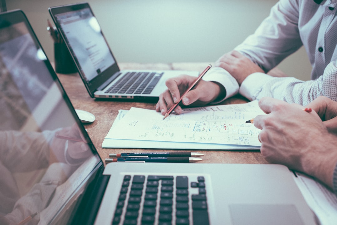 découvrez tout ce qu'il faut savoir sur l'assurance : types de contrats, conseils pour bien choisir et astuces pour économiser sur vos garanties.