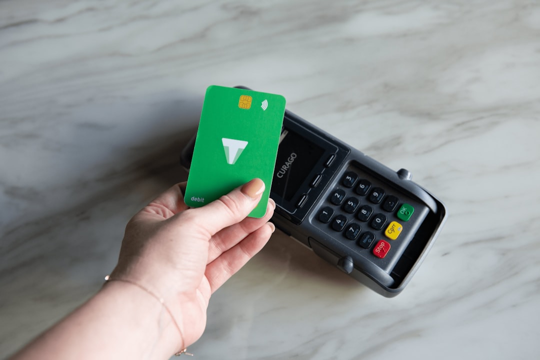 découvrez tout ce qu'il faut savoir sur le numéro de la carte verte d'assurance : définition, utilité, où le trouver et comment l'utiliser pour vos démarches d'assurance auto à l'international.