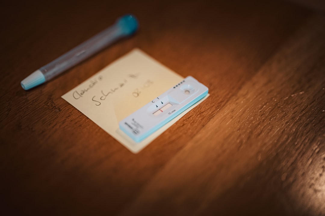 découvrez tout ce qu'il faut savoir sur le numéro de la carte verte d'assurance : utilité, où le trouver et son importance pour voyager en europe avec votre véhicule assuré.