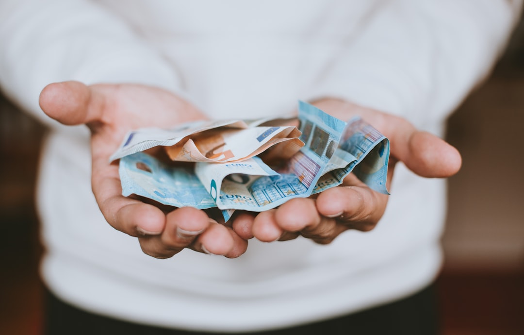 découvrez toutes les bases de l'investissement : définitions, conseils, types d'investissements et astuces pour débuter et faire fructifier votre capital.