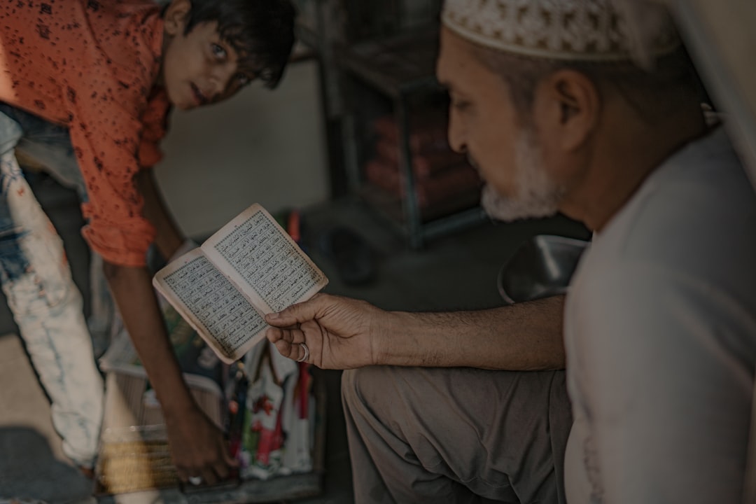 découvrez l'assurance vie islamique : une solution conforme à la charia, éthique et solidaire, qui protège votre famille tout en respectant les principes financiers islamiques.