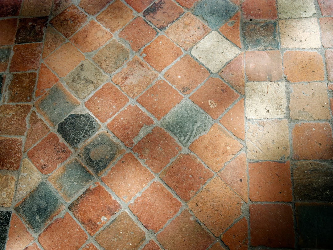 découvrez comment identifier, réparer et prévenir les dommages courants sur un sol carrelé. conseils pratiques, astuces d’entretien et solutions adaptées pour garder votre carrelage impeccable.