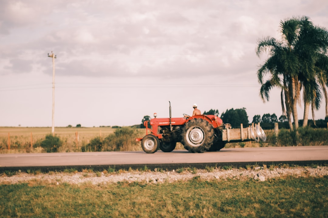 protégez votre tracteur avec une assurance adaptée à vos besoins. découvrez nos solutions d'assurance tracteur pour une couverture complète contre les risques, pannes et accidents.