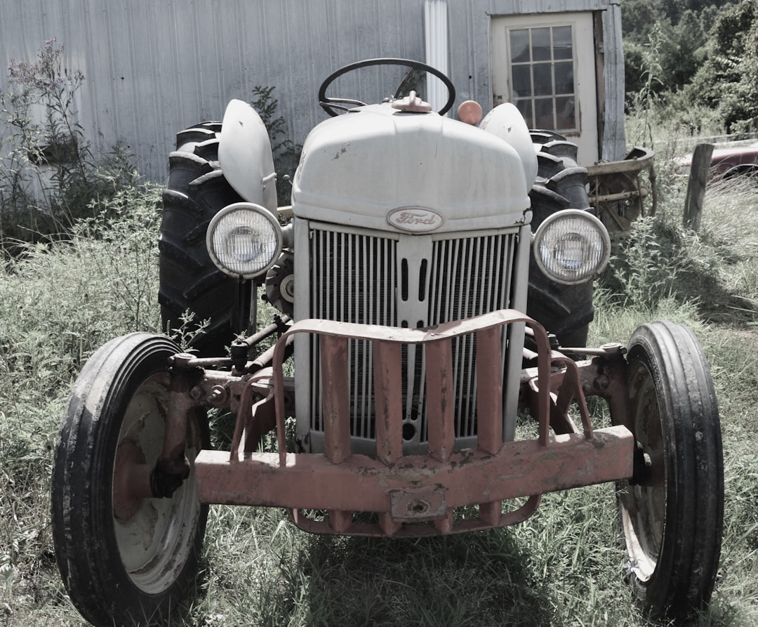 protégez votre tracteur avec une assurance adaptée. comparez les offres, bénéficiez des meilleurs tarifs et sécurisez votre matériel agricole en toute sérénité !